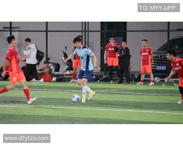 足球明星在右边路的精彩射门瞬间引爆全场激情与欢呼